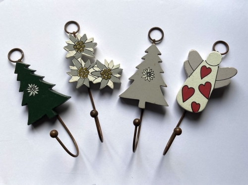 Lot de 4 patères assorties sapins - edelweiss en bois Lot de 4 patères assorties sapins - edelweiss en bois