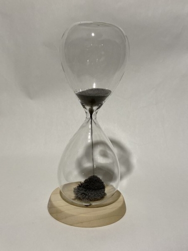 Sablier magnétique sur socle en bois rond Sablier magnétique sur socle en bois rond