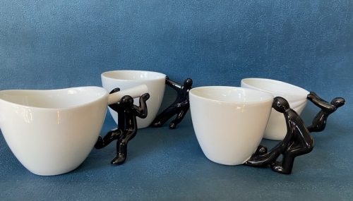 Set de 4 tasses à café blanches et petit bonhomme Set de 4 tasses à café blanches et petit bonhomme