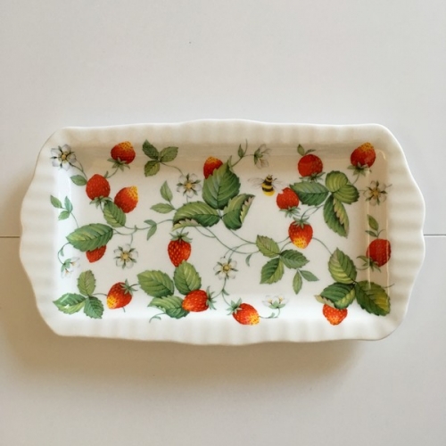 Plat à cake alpine strawberry - Roy Kirkham