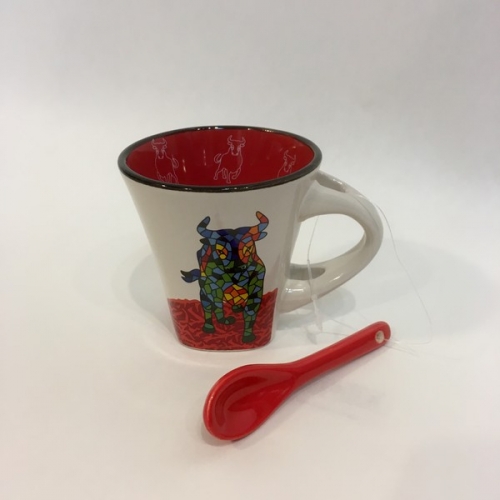 Tasse café avec cuillère taureau touge