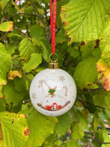 Boule de Noël en porcelaine cheval à bascule - easy life