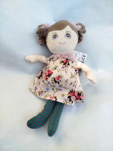 Petite poupée brune avec robe à fleurs