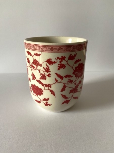 Gobelet en porcelaine fleurs rouges